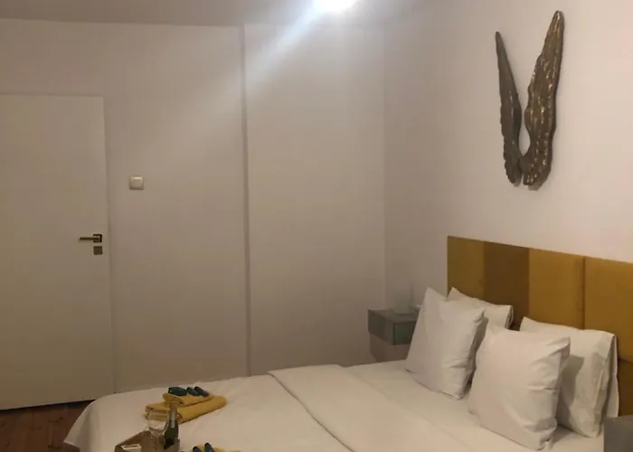 Gold Angel בית הארחה *